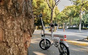 Airwheel R6 pedal assist bike