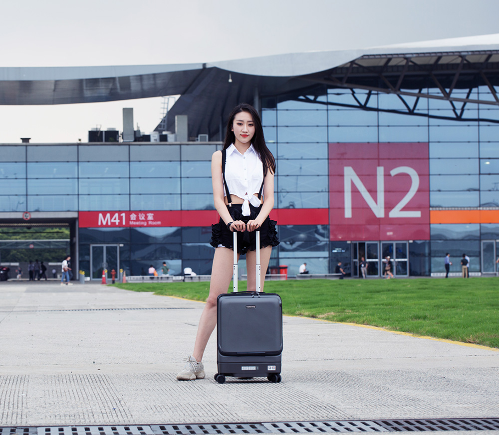 Airwheel SR5 following Luggage